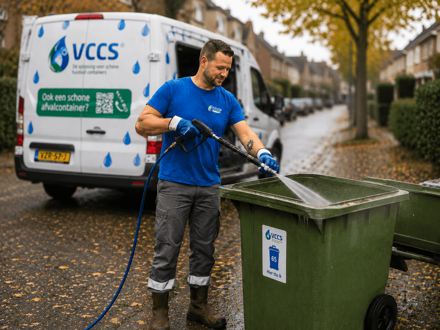Medewerker van VCCS maakt een afvalcontainer schoon