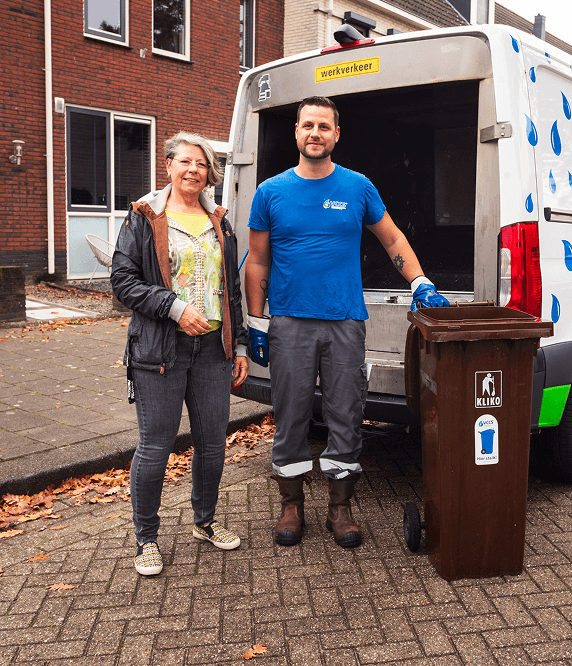 Klant en medewerker van VCCS bij een gereinigde afvalcontainer
